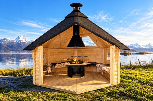Huvudbild Vindskydd 9.2 m2 Premium med grill och bänkar 