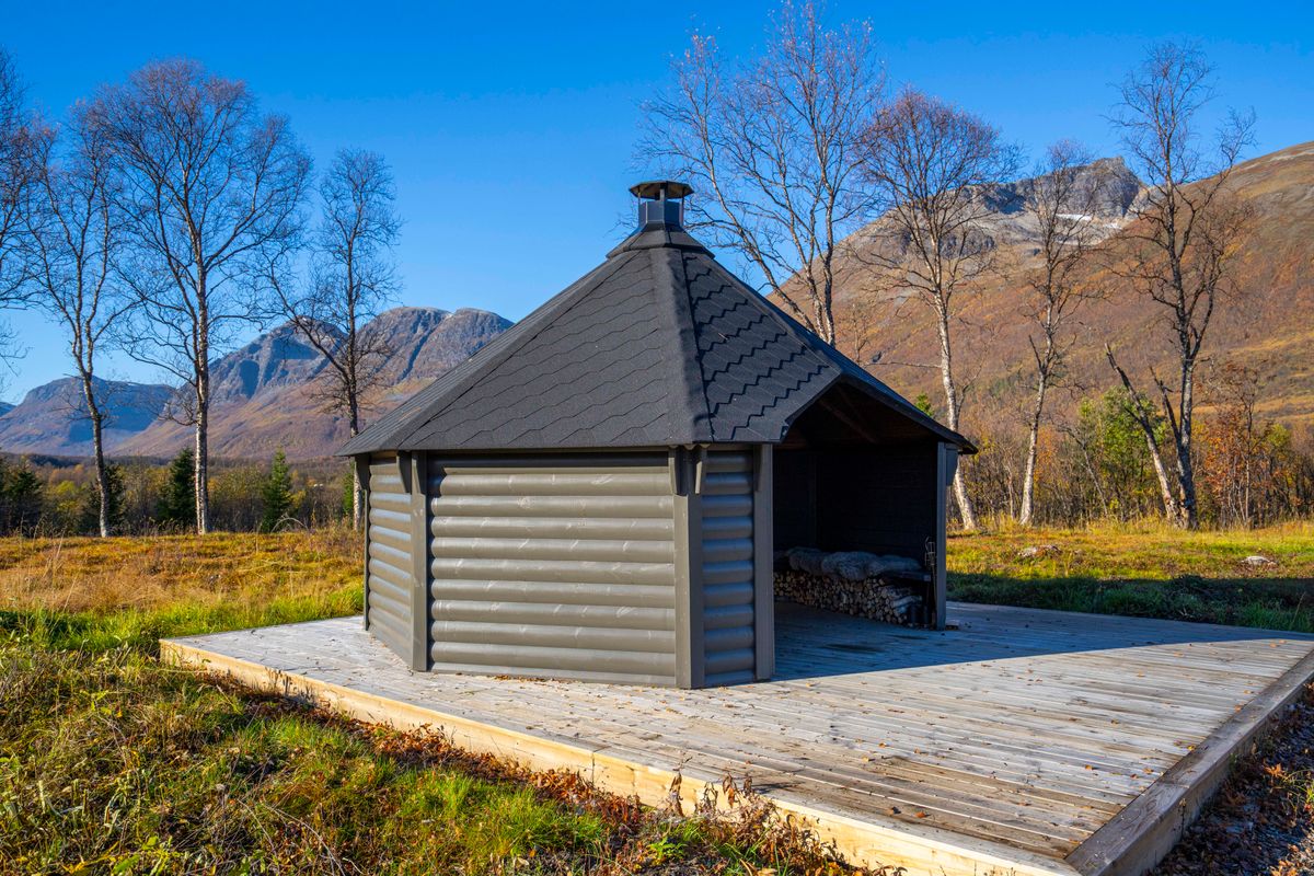 Vindskydd 17 m2 Royal med grill och bänkar - Halvrund timmer