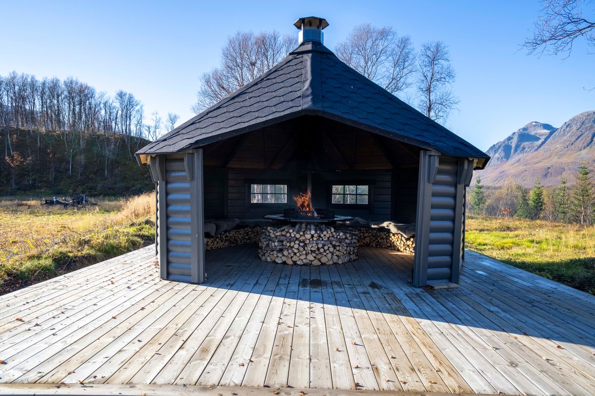 Vindskydd 15 m2 Royal med grill och bänkar - Halvrund timmer