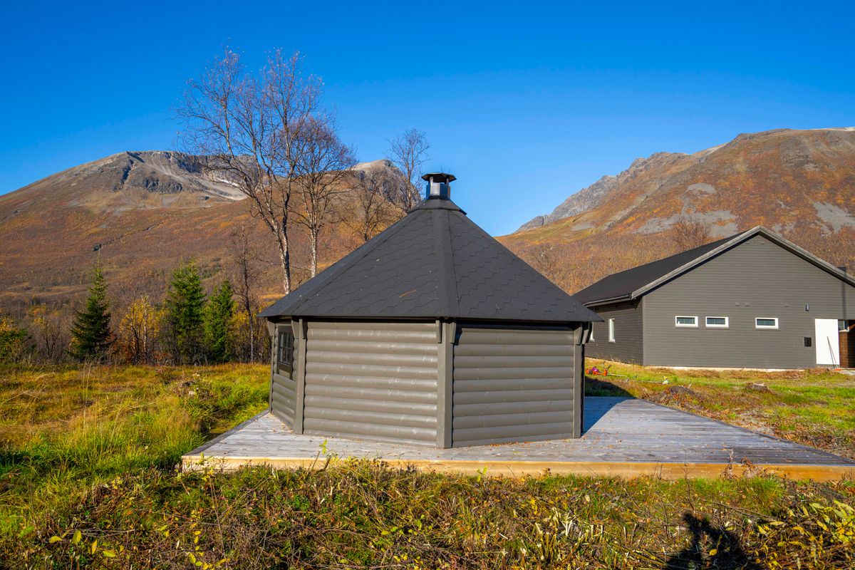 Vindskydd 17 m2 Royal med grill och bänkar - Halvrund timmer